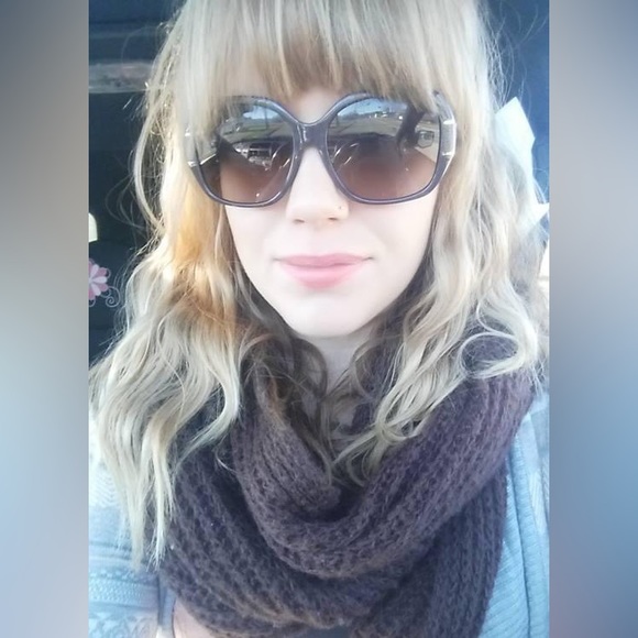 Meet your Posher, Traci - Picture 2 of 2